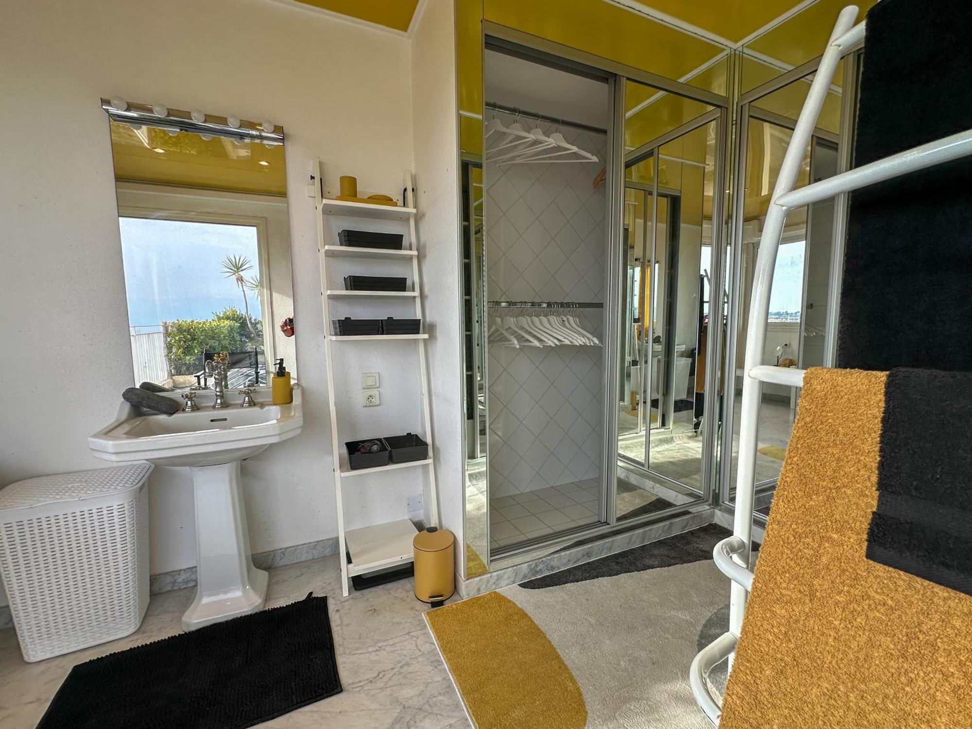Apartment Rooftop, Sea View, Facing The Harbor, Near Center And Antibes