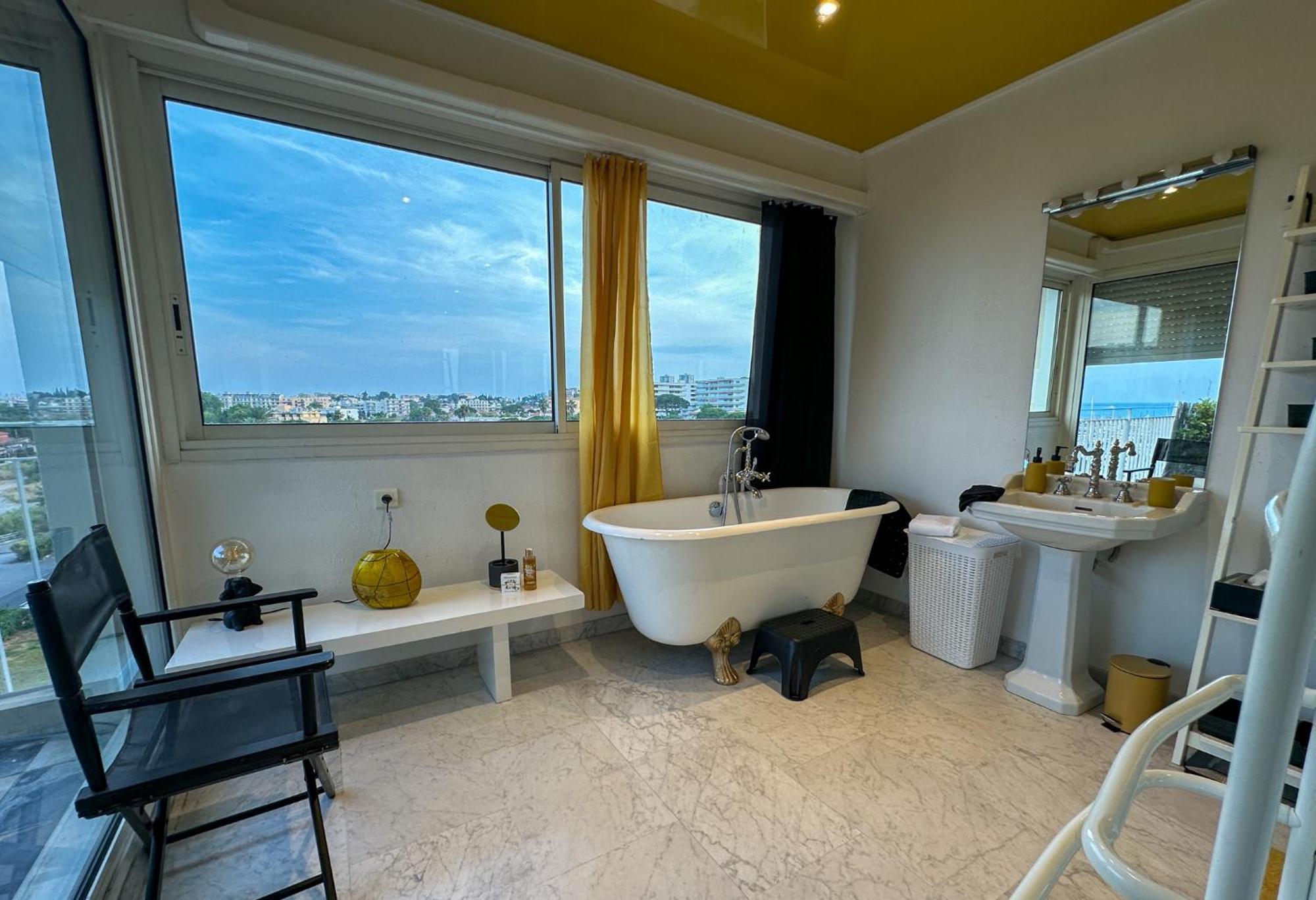 Apartment Rooftop, Sea View, Facing The Harbor, Near Center And
