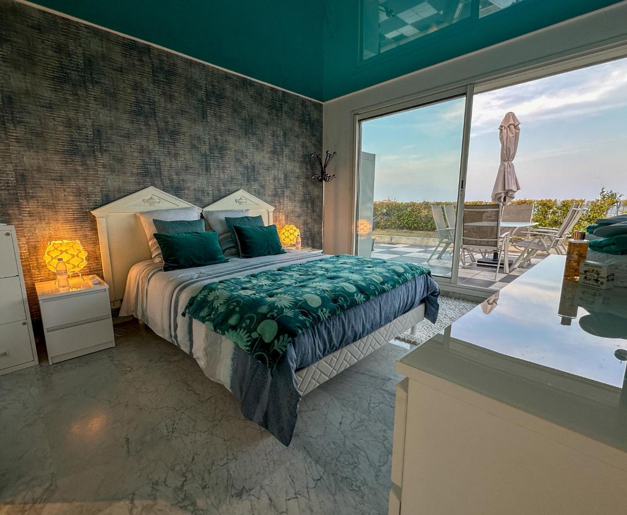 Apartment Rooftop, Sea View, Facing The Harbor, Near Center And Antibes